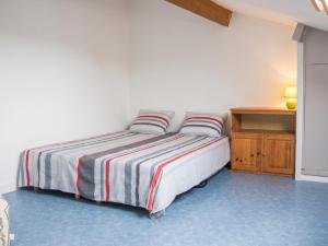 a bedroom with a bed and a night stand at Appartement avec vue sur mer à Port-Vendres, 60 m², balcons. in Port-Vendres