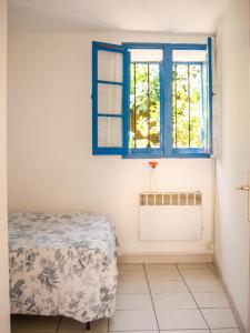 a bedroom with a bed and a window at Appartement avec vue sur mer à Port-Vendres, 60 m², balcons. in Port-Vendres
