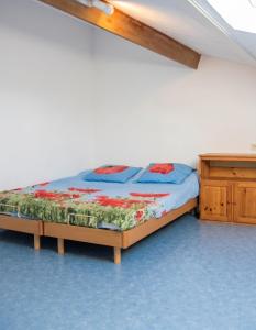 a bedroom with a bed and a wooden dresser at Appartement avec vue sur mer à Port-Vendres, 60 m², balcons. in Port-Vendres