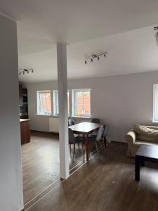 a living room with a table and a couch at Apartament Piętrowy 138m2 in Gniezno