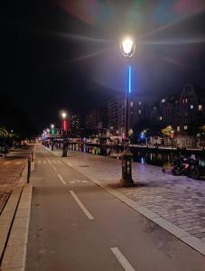 a street light in a city at night at Studio accueillant au cœur de Paris - 30 m² - Tout inclus. in Paris +14 photos
