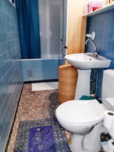 a bathroom with a toilet and a sink at Studio accueillant au cœur de Paris - 30 m² - Tout inclus. in Paris