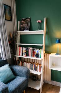 a living room with a book shelf filled with books at Studio accueillant au cœur de Paris - 30 m² - Tout inclus. in Paris
