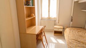a bedroom with a desk and a bed and a window at Spacious Apartment in Pescara, 120 m², Ideal for Families in Pescara +16 photos