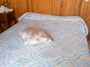 a bed with a pillow on top of it at Charmante maison avec piscine privée à Orsanco - 70 m² in Orsanco