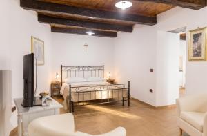 a bedroom with a bed and a living room at Modern Apartment near Arce City Centre, 62 m², Parking in Arce