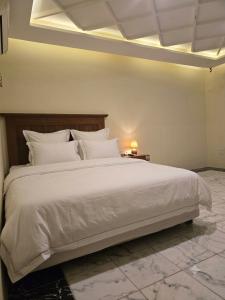 a bedroom with a large bed with white pillows at 에버그린 모텔 in P'ungnyŏn-gol
