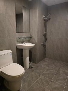 a bathroom with a toilet and a sink at 에버그린 모텔 in P'ungnyŏn-gol