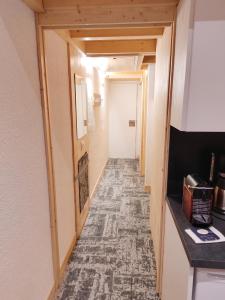 a hallway of a room with a carpeted floor at Studio chaleureux à Aime la Plagne 25 m² en montagne in Aime-La Plagne +25 photos