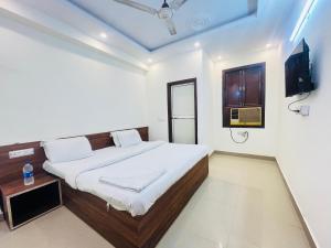 Llit o llits en una habitació de Hotel Royal Ashoka - Sector 44 Noida