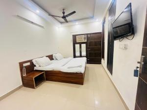 Televisor o centre d'entreteniment de Hotel Royal Ashoka - Sector 44 Noida