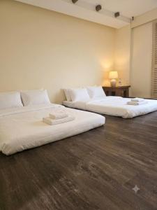 two beds sitting next to each other in a room at 에버그린 모텔 in P'ungnyŏn-gol
