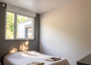 a bedroom with a bed and a window at Appartement confortable à Apach avec balcon in Apach