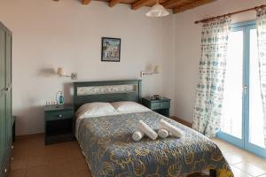 1 dormitorio con 1 cama con 2 toallas en Ergina Summer Resort, en Antíparos