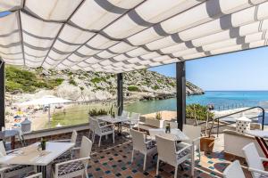 ein Restaurant mit Meerblick in der Unterkunft Hoposa Niu in Cala de Sant Vicent