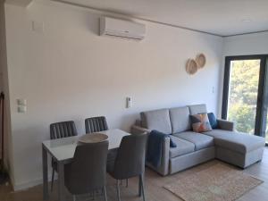 a living room with a couch and a table at Quinta das Reveladas in Marvão