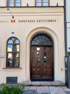 a building with a large wooden door in front at Hardthaus Gästezimmer in Kraiburg am Inn