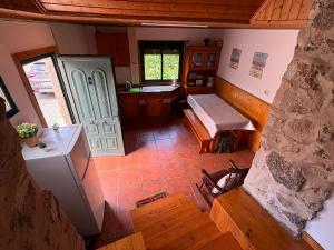 an overhead view of a room with a kitchen and a door at Cabana do Sil in Forcas