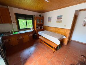 a small room with a bed and a sink at Cabana do Sil in Forcas