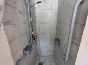 łazienka z prysznicem i toaletą w obiekcie Molsness w mieście Knebel +49 zdjęć