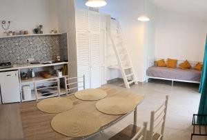 ein Wohnzimmer mit einem Tisch und einer Küche in der Unterkunft Чабарня in Pukhovka