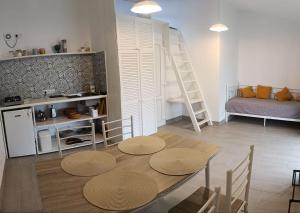eine Küche und ein Wohnzimmer mit Tisch und Stühlen in der Unterkunft Чабарня in Pukhovka + 43 Fotos