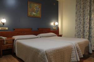 Postel nebo postele na pokoji v ubytování Hotel El Castillo