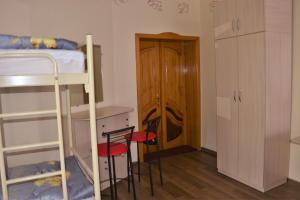 Rúm í herbergi á Vishnya Hostel