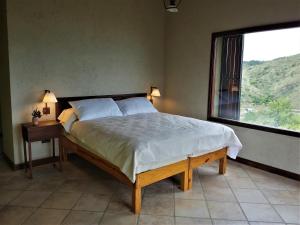 A bed or beds in a room at Peperina Lago Los Molinos