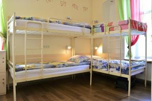 Rúm í herbergi á Vishnya Hostel