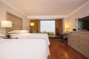 Ένα ή περισσότερα κρεβάτια σε δωμάτιο στο Barcelo Guadalajara