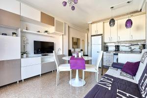 a kitchen and a dining room with a table and chairs at Espanhouse Vera Torreblanca in Torrevieja