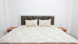 a bedroom with a large white bed with two pillows at Dimora Homes, Bir in Bīr +7 photos