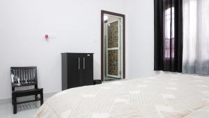 a bedroom with a bed and a mirror and a chair at Dimora Homes, Bir in Bīr