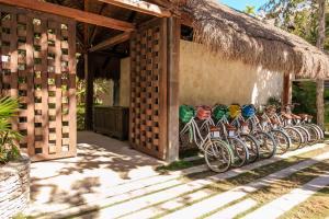 una fila de bicicletas estacionadas al lado de un edificio en Eco-chic Design Condos Wrapped in Nature's Elements by Stella Rentals, en Tulum