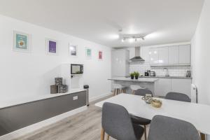 a kitchen and dining room with a table and chairs at Charming Two Bed - Two Bath Apt (25KM) in Headingley
