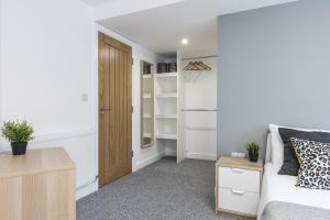 a bedroom with a bed and a closet at Charming Two Bed - Two Bath Apt (25KM) in Headingley