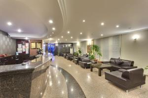 eine Lobby mit Sofas und Tischen in einem Gebäude in der Unterkunft Antroyal Hotel in Antalya