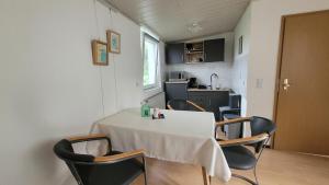 a room with a table and chairs and a kitchen at Ferienwohnung bei Stettens in Bad Neuenahr-Ahrweiler