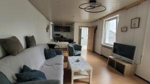 a living room with a couch and a tv at Ferienwohnung bei Stettens in Bad Neuenahr-Ahrweiler