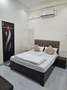 a bedroom with a bed in a room at Siyara Hotel in Khamaria