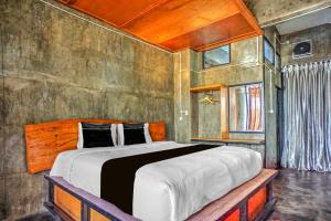 a bedroom with a large bed in a room at Collection O near Museum Pusaka Karo formerly 3 Berastagi in Berastagi