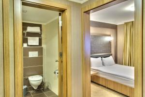ein kleines Badezimmer mit Bett und Toilette in der Unterkunft Antroyal Hotel in Antalya + 21 Fotos