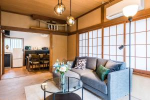 a living room with a couch and a table at Gran kodachi in Fujikawaguchiko