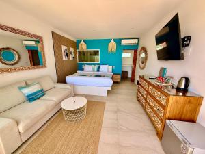 a living room with a couch and a bed at So KohKoon Beach Resort in Bangrak Beach