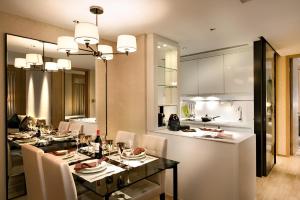 A kitchen or kitchenette at The HarbourView Place @ the ICC megalopolis
