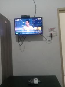 a flat screen tv hanging on a wall at Kost Eka Gorontalo in Telaga