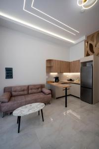ein Wohnzimmer mit Sofa und Tisch in der Unterkunft Estia Loft in Giannitsa