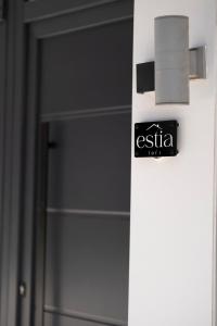 eine Tür mit einem Schild, auf dem „Estella“ steht in der Unterkunft Estia Loft in Giannitsa