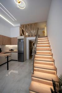 eine Treppe in einem Wohnzimmer mit Küche in der Unterkunft Estia Loft in Giannitsa + 6 Fotos